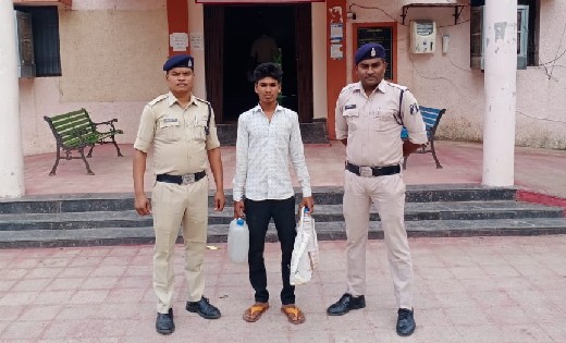 बागबाहरा : हाथ भट्ठी निर्मित महुआ शराब के साथ 22 वर्षीय युवक... - CG Sandesh