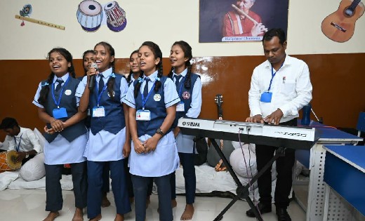 बच्चों ने जशपुरिया सादरी बोली में मुख्यमंत्री को सुनाया शासक... - CG Sandesh