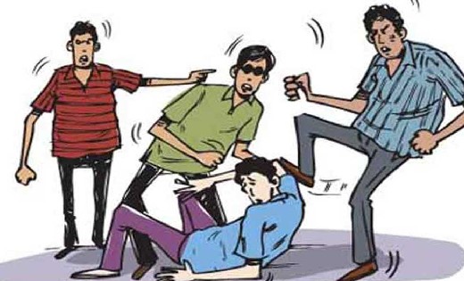 सरायपाली : शराब लेन-देन एवं लाईन लगाने की बात को लेकर रास्ता रोककर चार लोगो ने हाथ मुक्का एवं बेल्ट से की मारपीट