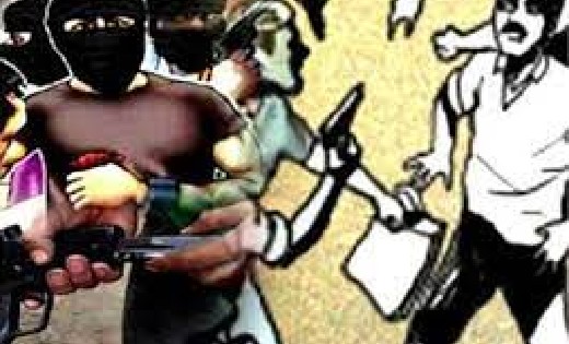 बागबाहरा : हाथ मुक्का से मारपीट कर चाकू दिखाकर जेब से पैसे व मोबाईल छीनकर भागे चोर ।