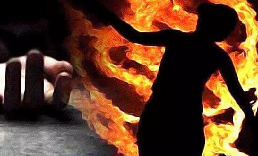 CG : खुद की चिता सजाकर आग में कूदी महिला, हुई दर्दनाक मौत - CG Sandesh