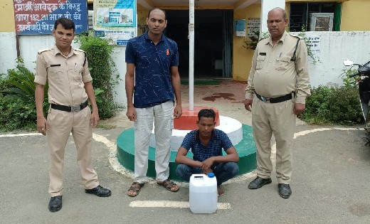 सांकरा : रोड किनारे महुआ शराब बेचने वाले को पुलिस ने घेराबंद... - CG Sandesh