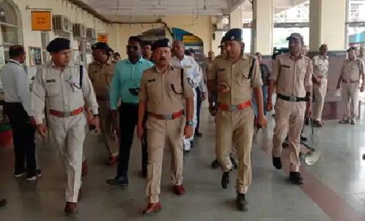ब्रेकिंग न्यूज़ : रेलवे स्टेशन पर बम होने की सुचना, फैली सनसन... - CG Sandesh