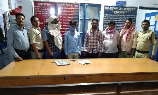 सरायपाली : भोथलडीह में बिजली पोल के नीचे खेलते 05 जुआरी गिरफ... - CG Sandesh