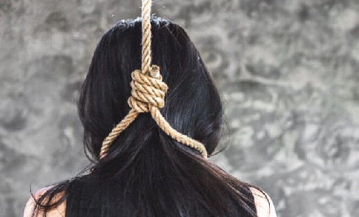 पिथौरा : अज्ञात कारण से युवती ने लगाईं फांसी - CG Sandesh