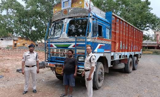 अवैध कबाड़ पर सरायपाली पुलिस की बड़ी कार्यवाही, लाखो के अवैध... - CG Sandesh