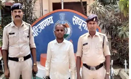 पिता के थे नाजायज रिश्ते से था नाराज,  सब्बल से सिर कुचलकर उ... - CG Sandesh