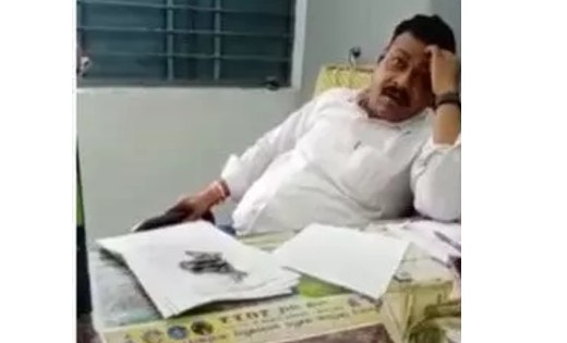 बागबाहरा : किसान से रिश्वत लेते एसडीएम कार्यालय के बाबू का व... - CG Sandesh
