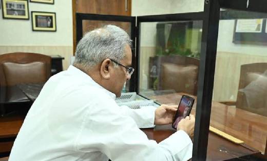 मुख्यमंत्री भूपेश ने बच्चे के परिजनों से वीडियो कॉल पर की बा... - CG Sandesh