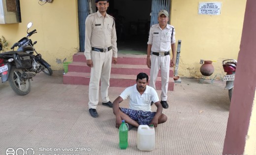 बसना : 7 लीटर हाथ भट्ठी अवैध महुआ शराब के साथ एक व्यक्ति  गि... - CG Sandesh