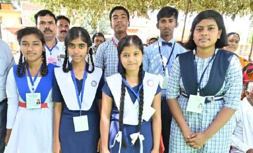 10वीं की परीक्षा में पूरे प्रदेश में प्रथम आने वाली सोनाली बाला को मुख्यमंत्री ने दिया लैपटॉप