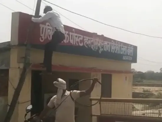 लाइनमैन ने लिया पुलिस से बदला!, चालान काटने पर काट दी थाने क... - CG Sandesh