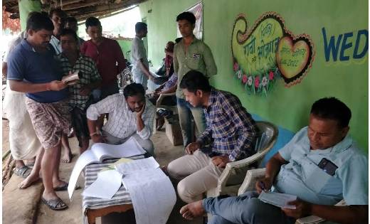 पिथौरा : नायब तहसीलदार ने बड़े लोरम के साप्ताहिक बाजार मे लग... - CG Sandesh