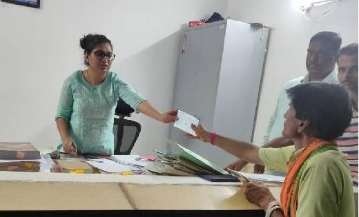 सरायपाली : एसडीएम नम्रता जैन ने किसानों को मुआवजा राशि का भु... - CG Sandesh