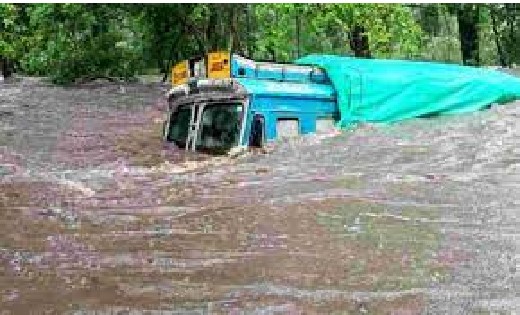ट्रक खाद्यान्न सहित नाले में बह गयी, परिवहनकर्ता से की गई पी... - CG Sandesh