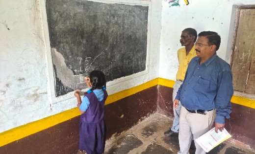 संभाग आयुक्त ने प्राथमिक शाला का किया निरीक्षण, सहायक शिक्षक... - CG Sandesh