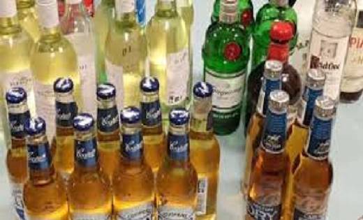 1 हजार रुपए की शर्त के लिए 2 मिनट में गटक गया पूरी बोतल शराब... - CG Sandesh