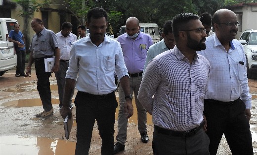 पिथौरा : कलेक्टर ने जनपद, तहसील एवं एसडीएम कार्यालय परिसर को... - CG Sandesh