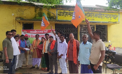 बसना : खाद की कमी व भंडारण न होने के विरोध में सोसाइटी में ए... - CG Sandesh