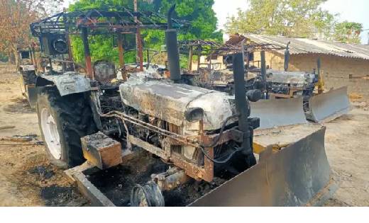  नक्सलियों ने गाड़ियों को जलाया, मजदूरों को बंधक बनाकर पीटा,... - CG Sandesh
