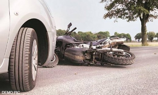 महासमुंद : बाइक सवार युवकों को कार ने मारी ठोकर, 1 की मौत