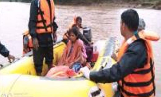 बाढ़ प्रभावित इलाके में रेस्क्यू ऑपरेशन के दौरान महिला ने दि... - CG Sandesh