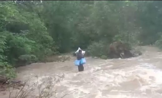 उफनती नदी पार कर स्वास्थ्य कर्मी पहुंचे जगरगुंडा, 20 ग्रामीण... - CG Sandesh