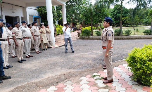 महासमुंद : एसपी कार्यालय समेत सभी थानों, चौकी और पुलिस लाइन में उपस्थित जवानों ने गाया "अरपा पैरी के धार...." 