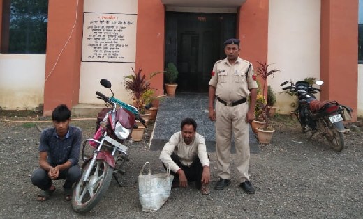 सिंघोडा : 10 लीटर अवैध महुआ शराब के साथ 2 व्यक्ति गिरफ्तार - CG Sandesh