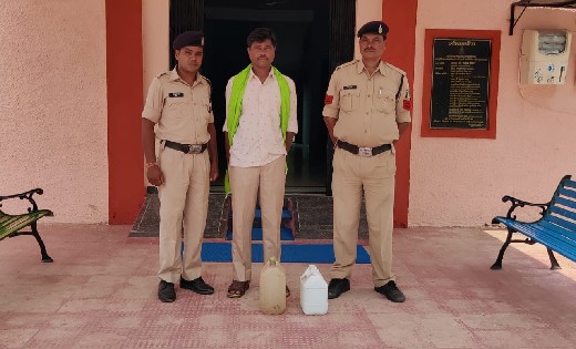 बागबाहरा : 10 लीटर महुआ शराब के साथ 01 गिरफ्तार - CG Sandesh