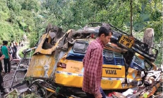 बड़ा हादसा : 200 मीटर नीचे खाई में गिरी बस, स्कूली बच्चों समे... - CG Sandesh