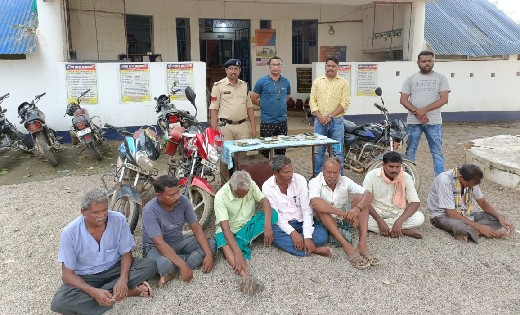 सरायपाली : पुलिस ने 7 जुआरियों को घेराबंदी कर रंगे हाथों पकड़... - CG Sandesh