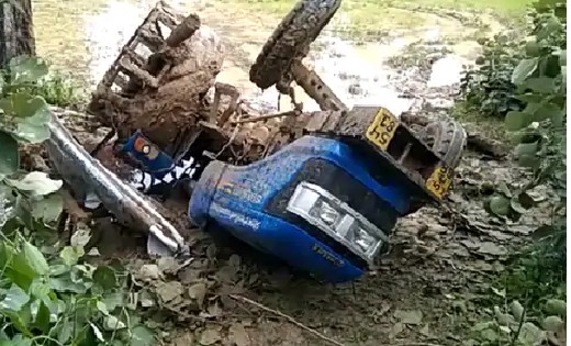 जोताई के वक्त कीचड़ में फसी ट्रेक्टर को निकालने के दौरान दबकर... - CG Sandesh