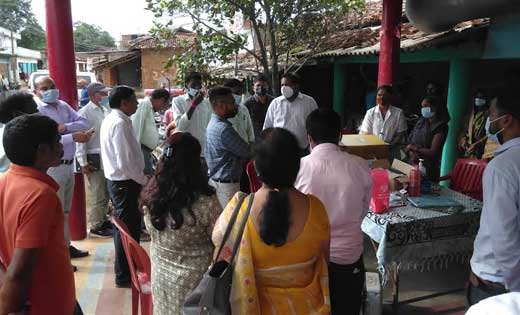पिथौरा  : कलेक्टर  क्षीरसागर ने डायरिया से प्रभावित ग्राम के... - CG Sandesh