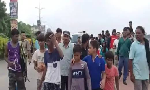 भिखारी ने दिखाई इंसानियत, उफनती नदी में फंसे 4 बच्चों की बचा... - CG Sandesh