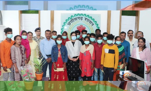 छत्तीसगढ़ : बंधक मजदूरों को बैंग्लोर से वापस लाकर मजदूरी भुगत... - CG Sandesh