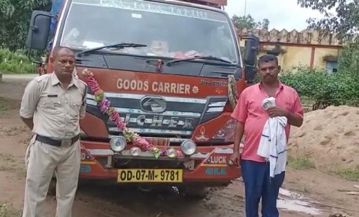 कोमाखान : वाहन से 13525 किलोग्राम अवैध कबाड कीमती करीब 676250 रूपये के साथ 01 आरोपी गिरफ्तार 