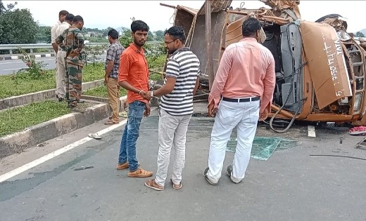 पिथौरा : बिजली विभाग के वाहन की ट्रक से टक्कर, 9 लोग थे सवार... - CG Sandesh