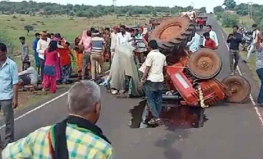 भीषण सड़क हादसा - मजदूरों से भरी ट्रेक्टर ट्राली पलटी, 2 दर्... - CG Sandesh
