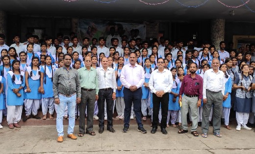 जिले के विद्यार्थियों ने सिनेमा घर में देखी 'गांधी' फिल्म - CG Sandesh