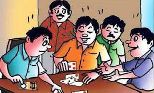 पिथौरा : मोमबत्ती जलाकर जुआ खेलते 02 युवक गिरफ्तार 