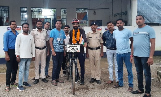 सरायपाली : सायकल से भारत भ्रमण पर निकले एमपी के आरक्षक ऋषि श... - CG Sandesh