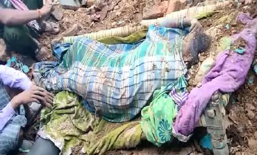 सो रही महिला पर गिरी दीवार मौके पर मौत, 4 बच्चे भी घायल - CG Sandesh