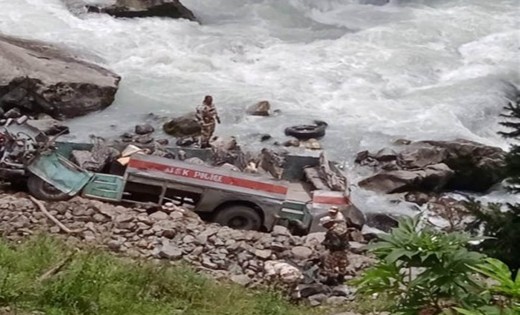 जवानों से भरी बस नदी में गिरी, 6 शहीद - CG Sandesh