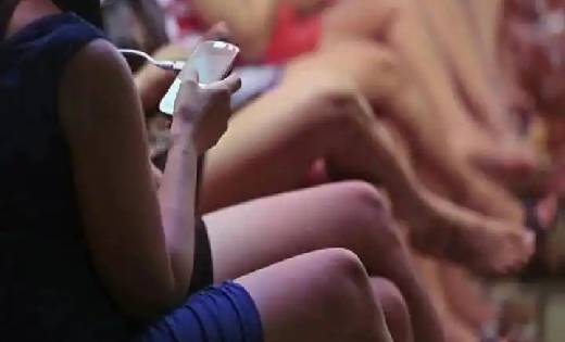 स्पा सेंटर की आड़ में चल रहा था सेक्स रैकेट, लड़के-लड़कियां ... - CG Sandesh