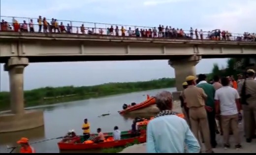 टायर निकल जाने से नदी में गिरी ट्रैक्टर-ट्रॉली, 24 लोग थे सव... - CG Sandesh