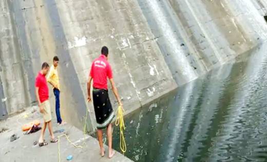 सेल्फी के चक्कर में बांगो डैम में गिरा युवक, अब तक कोई पता न... - CG Sandesh