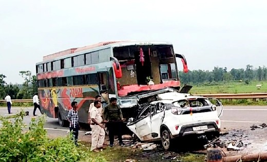 बस और कार की जबरदस्त भिडंत, 5 युवकों की मौत - CG Sandesh