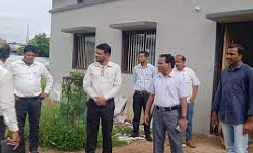 स्कूल में अव्यवस्था देख भड़के कलेक्टर, प्राचार्य को कारण बताओ... - CG Sandesh