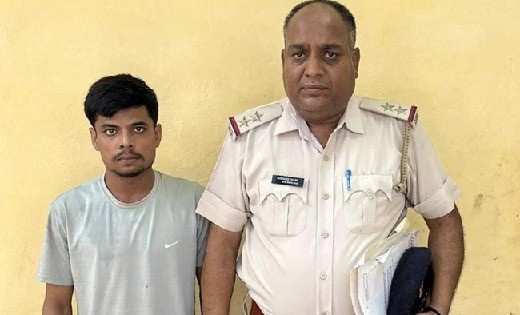 कर्मचारी पी रहा था गांजा, मालिक ने मना किया तो साथी को बुलाक... - CG Sandesh